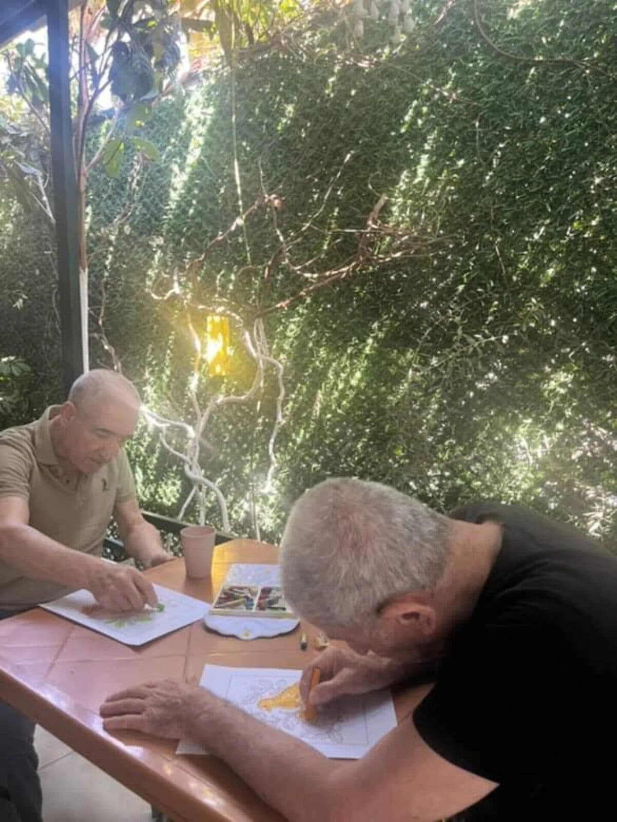 Bahçede masada boyama yapan iki sakinimiz
