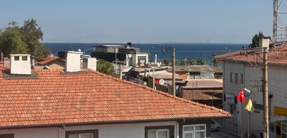 İda Huzurevi'nin üst katından görünen deniz ve Güzelbahçe çatıları