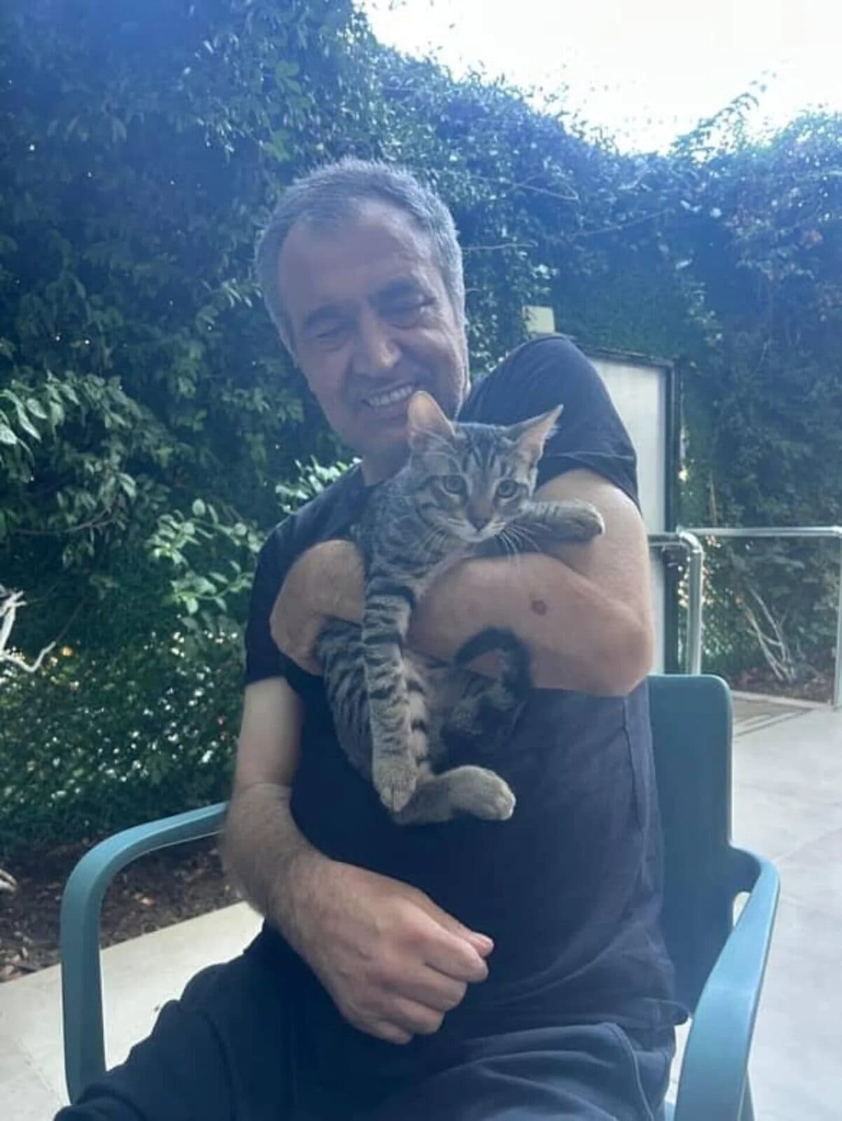 Bahçede oturan bir sakinimiz, kucağında kurumun kedisi