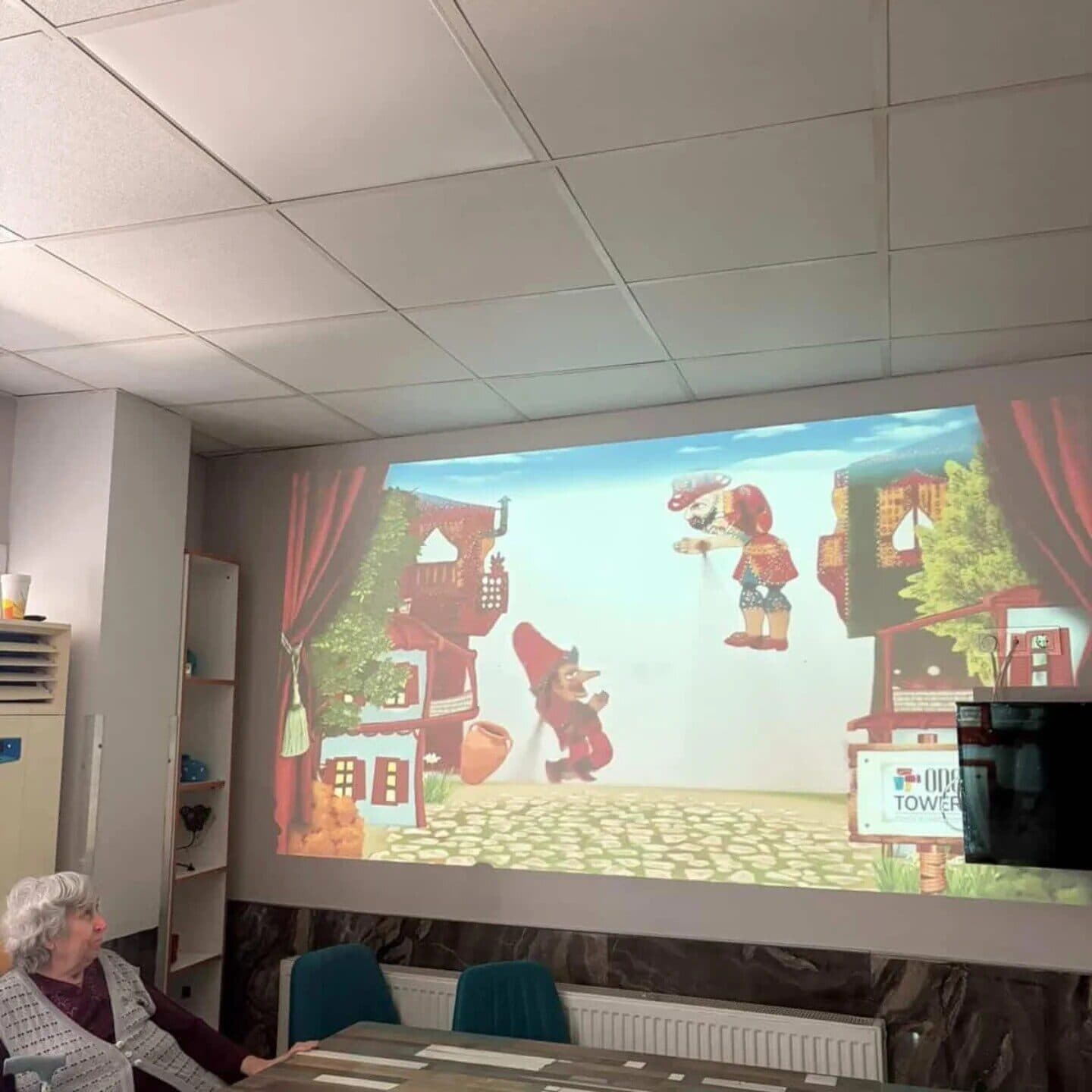 Salonda perdeye yansıtılan film gösterimi
